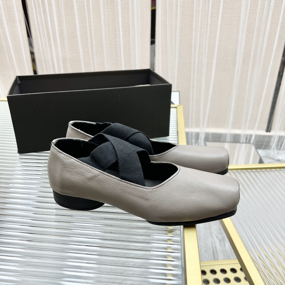 𝐔𝐌𝐀 𝐖𝐀𝐍𝐆｜𝟐𝟎𝟐𝟑/𝐒𝐒 𝐧𝐞𝐰  UMA WANG classic models retro do old ballet shoes