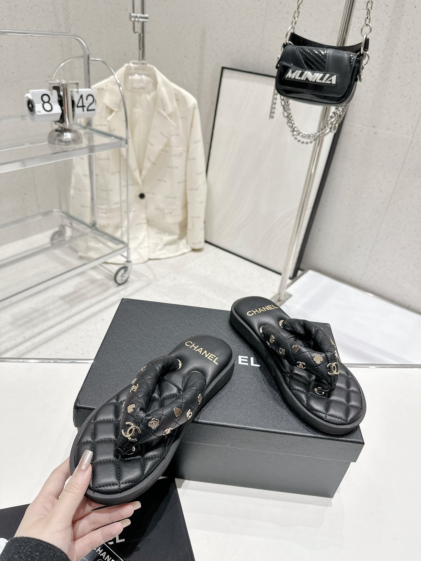 CHANEL summer new bread flip-flops clip toe flip-flops beach sandals