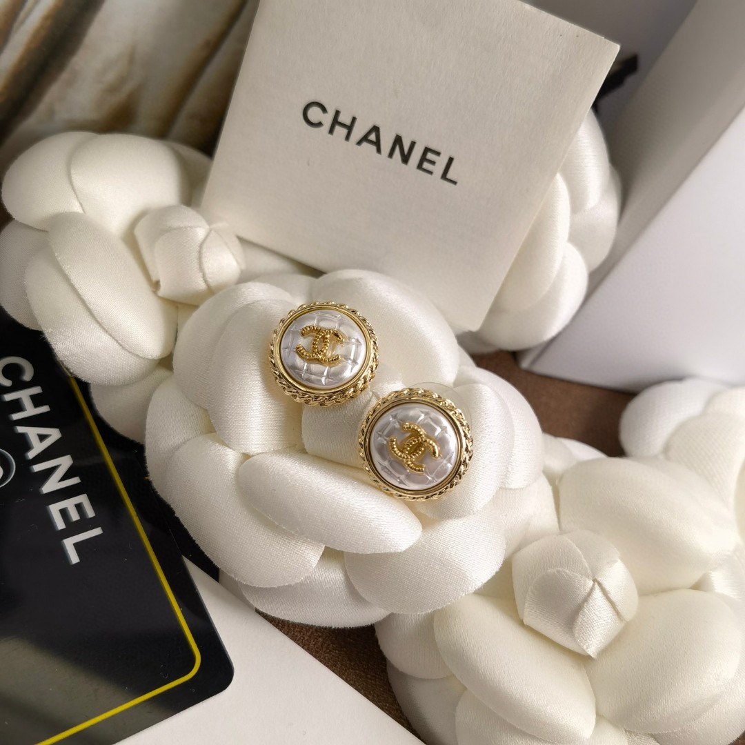 CHANEL🇫🇷Xiaoxiang Doudou agate pearl letter new stud earrings