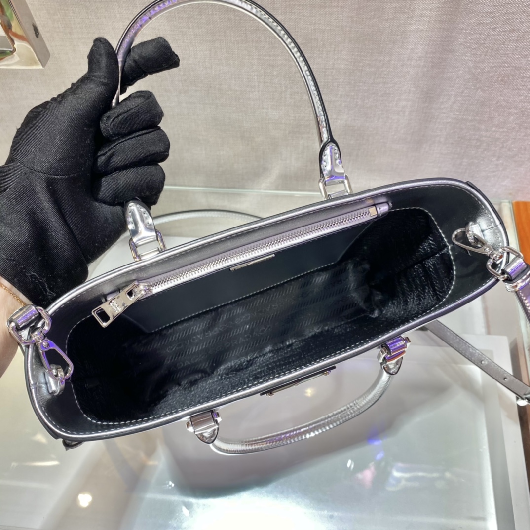 𝐏𝐑𝐀𝐃𝐀 Large Toilet Bag 1BA330