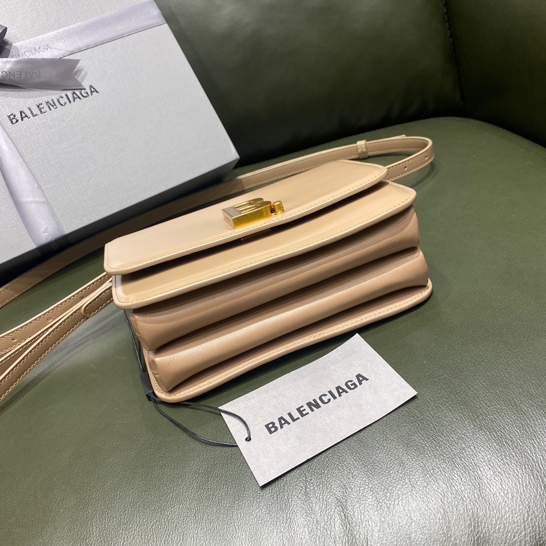 BALENCIAGA 𝘀𝗺𝗮𝗹𝗹 𝗯𝗮𝗴 Plain apricot gold buckle