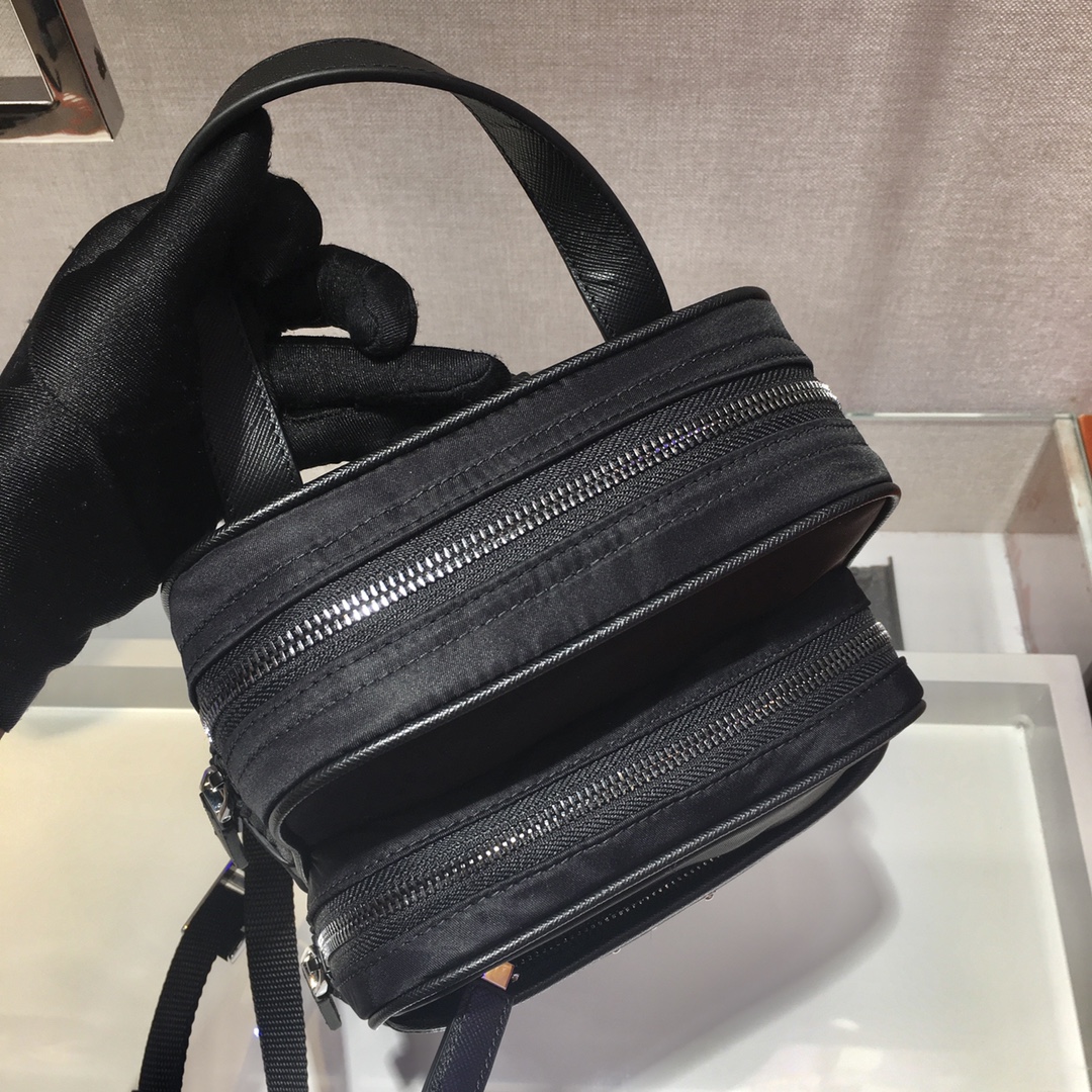 𝐏𝐑𝐀𝐃𝐀  New Chest Bag 2VZ026