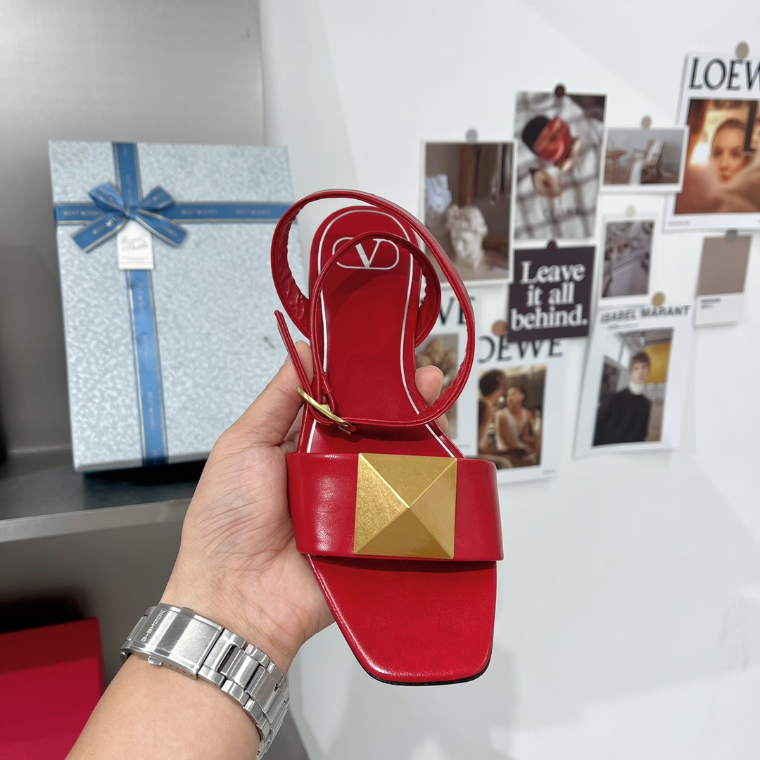 【Valentino】𝟐𝟎𝟐𝟏/𝐒𝐒 𝐧𝐞𝐰 Valentino Early Spring Collection Lace-up Sandals