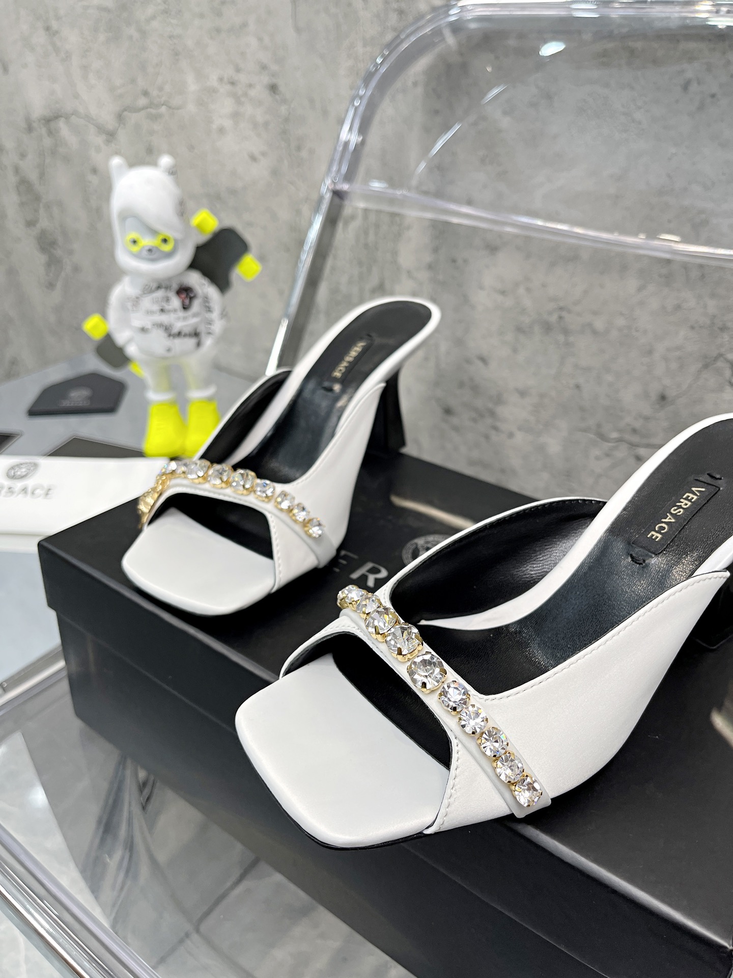 𝐕𝐞𝐫𝐬𝐚𝐜𝐞｜𝟐𝟎𝟐𝟐/𝐒𝐒 𝐧𝐞𝐰 Gold LA MEDUSA string with sparkling crystal ribbon