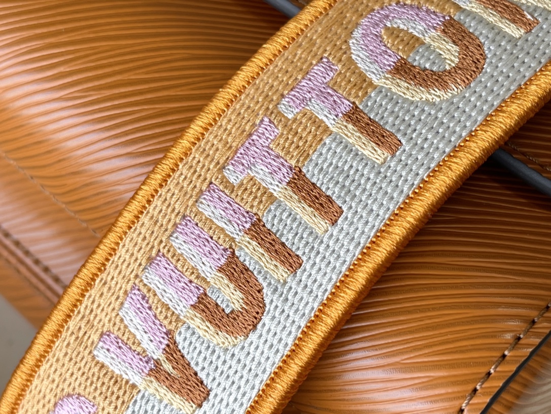 𝐋𝐎𝐔𝐈𝐒 𝐕𝐔𝐈𝐓𝐓𝐎𝐍      M21555