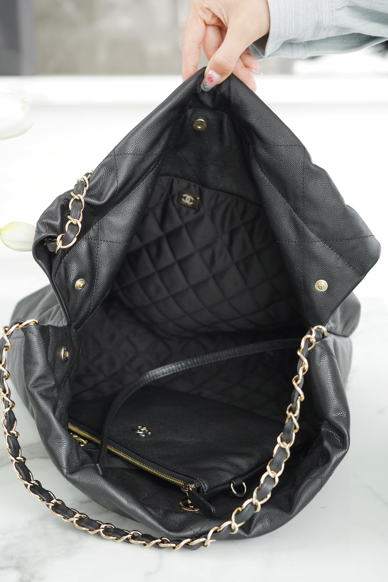 𝗖𝗛𝗔𝗘𝗡𝗟✦ 𝟐𝟐𝗣Spring/Summer New 𝟐𝟐Handbag Black Gold Caviar
