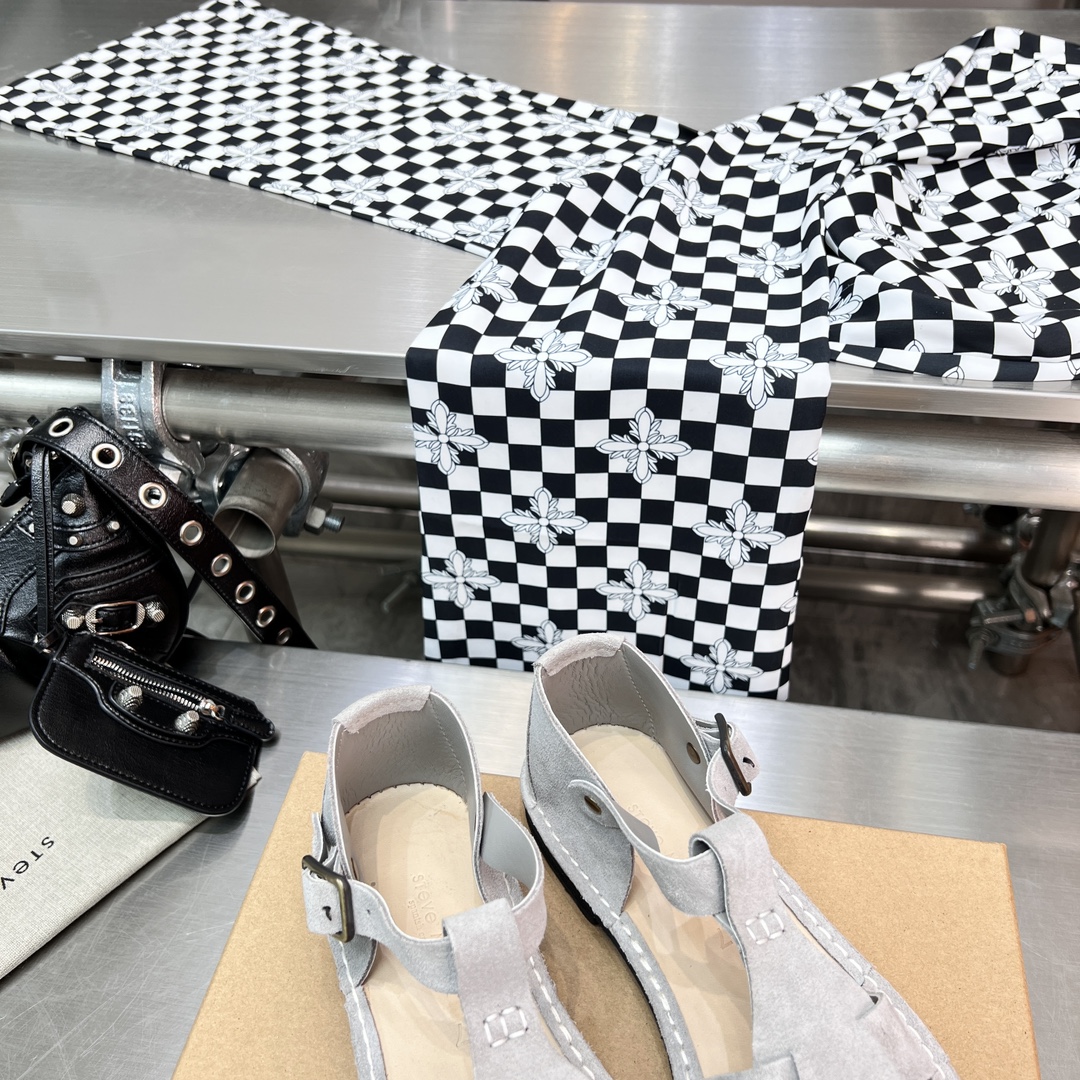 𝐒𝐭𝐞𝐯𝐞 𝐌𝐨𝐧𝐨｜𝟐𝟎𝟐𝟑𝐒𝐒/𝐧𝐞𝐰 A pair of fully handmade sandals using Goodyear practices