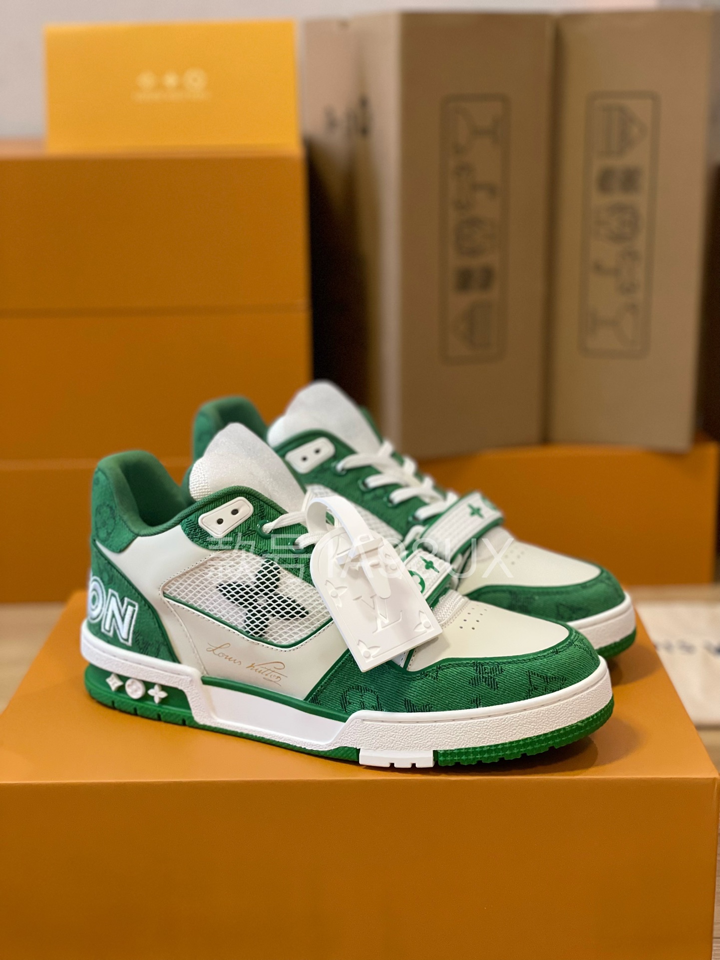 Louis Vuitton Trainer sneakers for couples, style 1A98UX