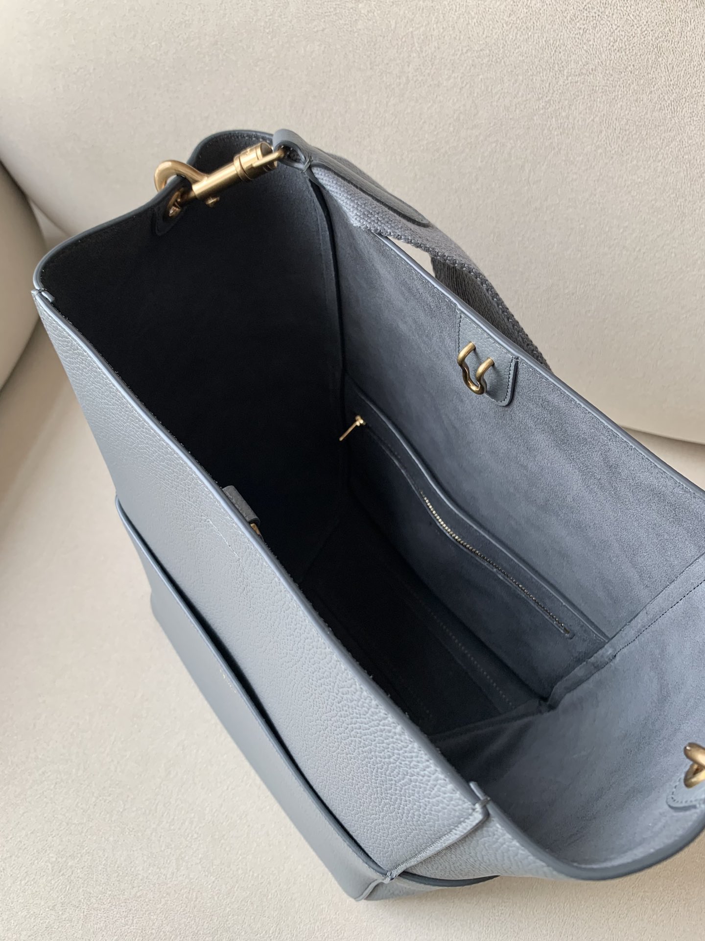 𝐂𝐞𝐥𝐢𝐧𝐞 SANGLE BUCKET bucket bag in soft grained calfskin