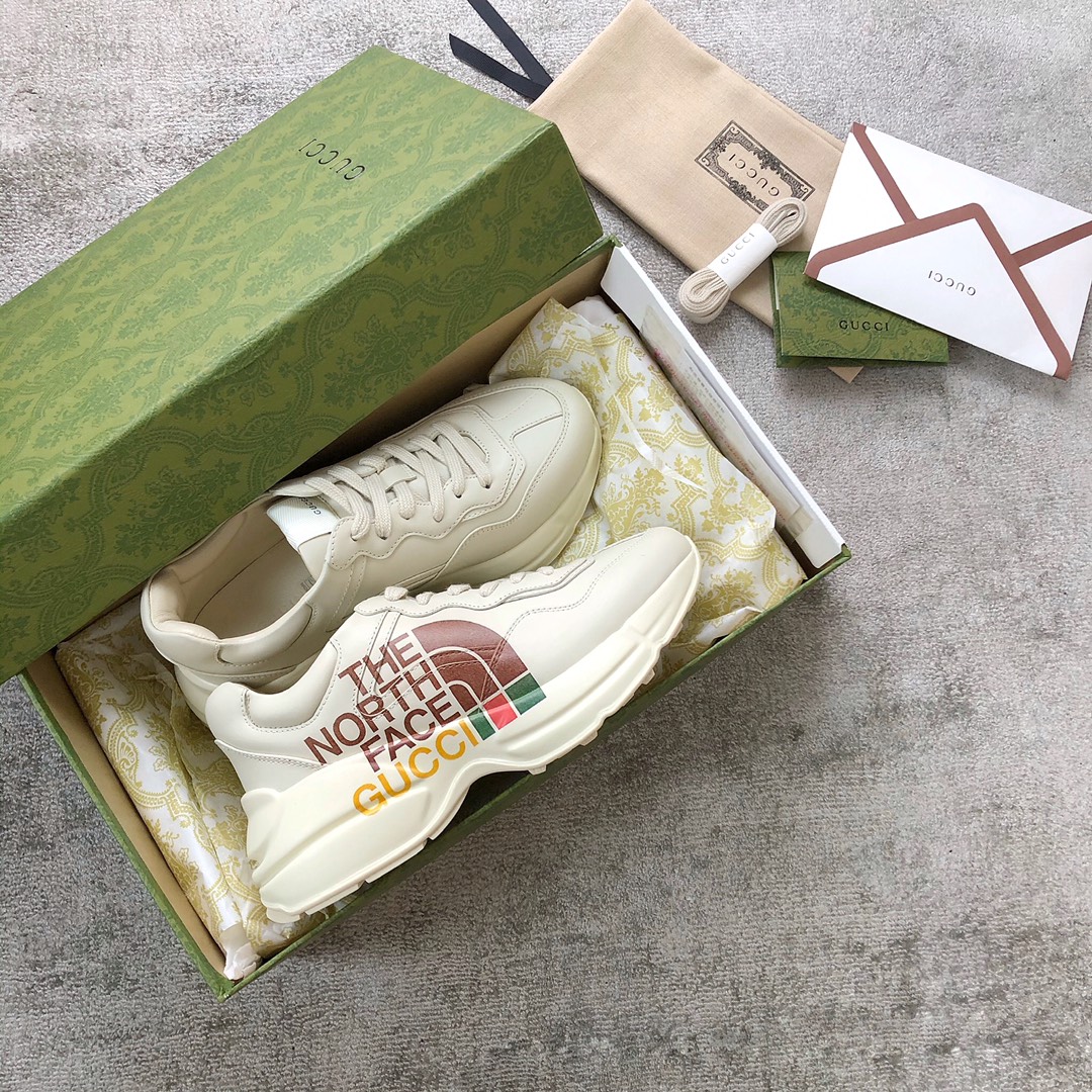 Gucci Pops This collection has a lot of flora and fauna elements Original material