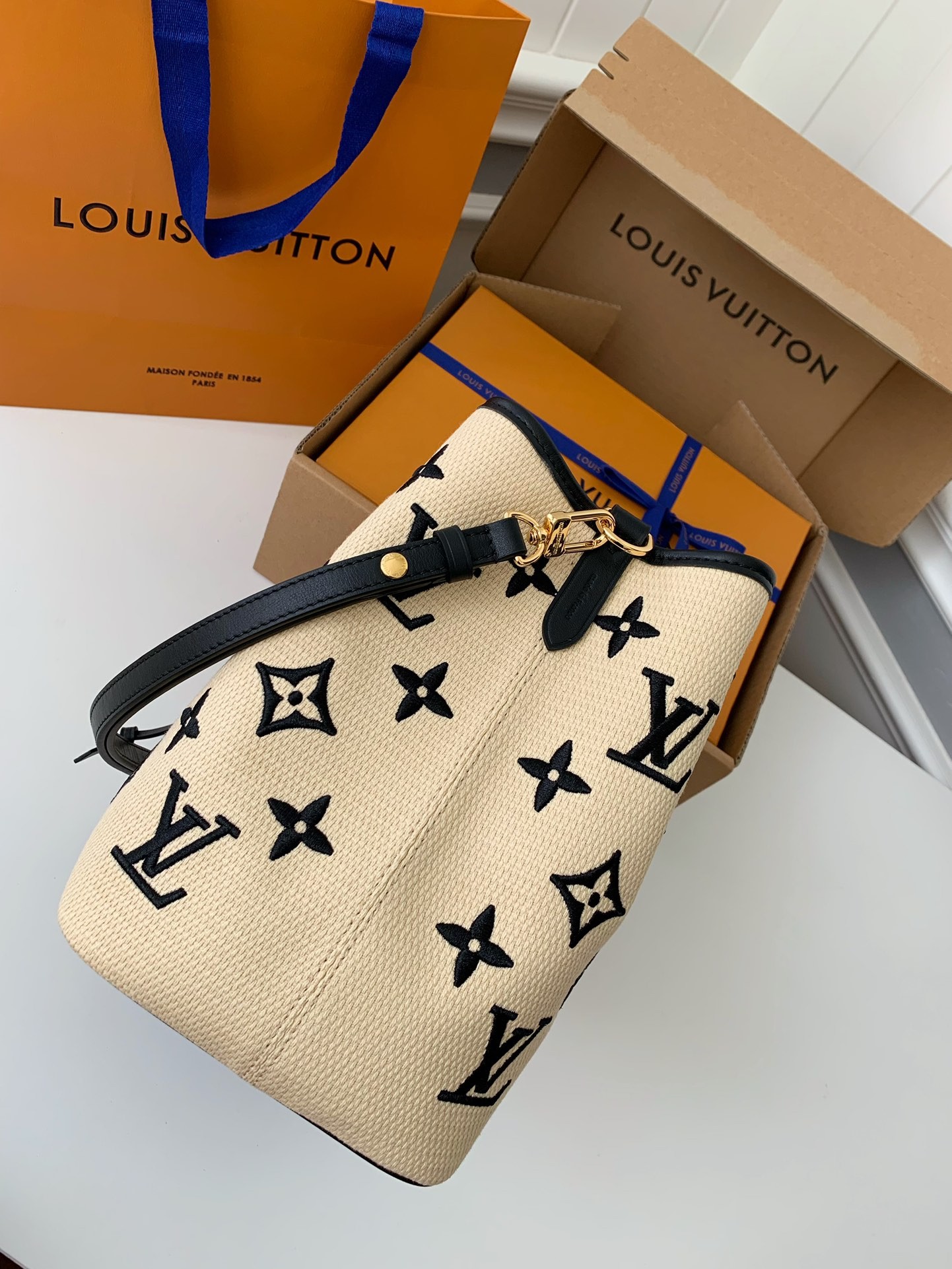 Louis Vuitton's New Lafite Cotton Embroidery N É ONO É Bucket Bag M23080 Size: 26 * 26 * 17.5cm