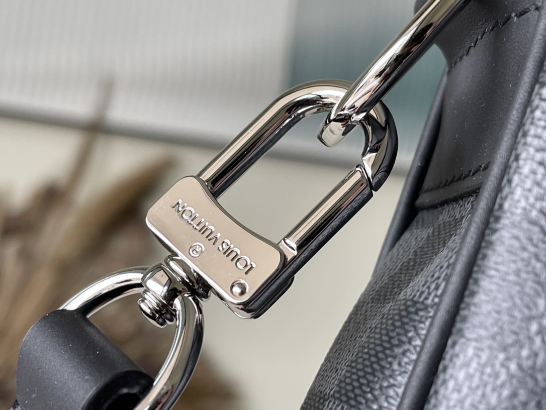 𝐋𝐎𝐔𝐈𝐒 𝐕𝐔𝐈𝐓𝐓𝐎𝐍 N40445 Voyage Small Briefcase