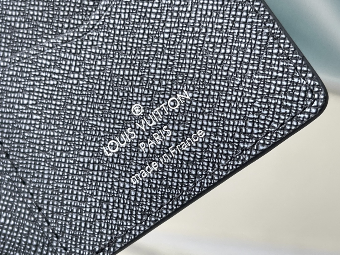 𝐋𝐎𝐔𝐈𝐒 𝐕𝐔𝐈𝐓𝐓𝐎𝐍    M81789