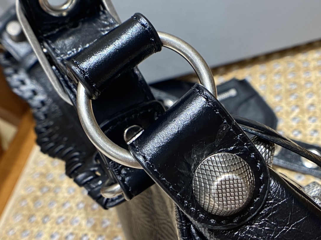 BALENCIAGA 𝐋𝐞 𝐂𝐚𝐠𝐨𝐥𝐞 Moon Bag