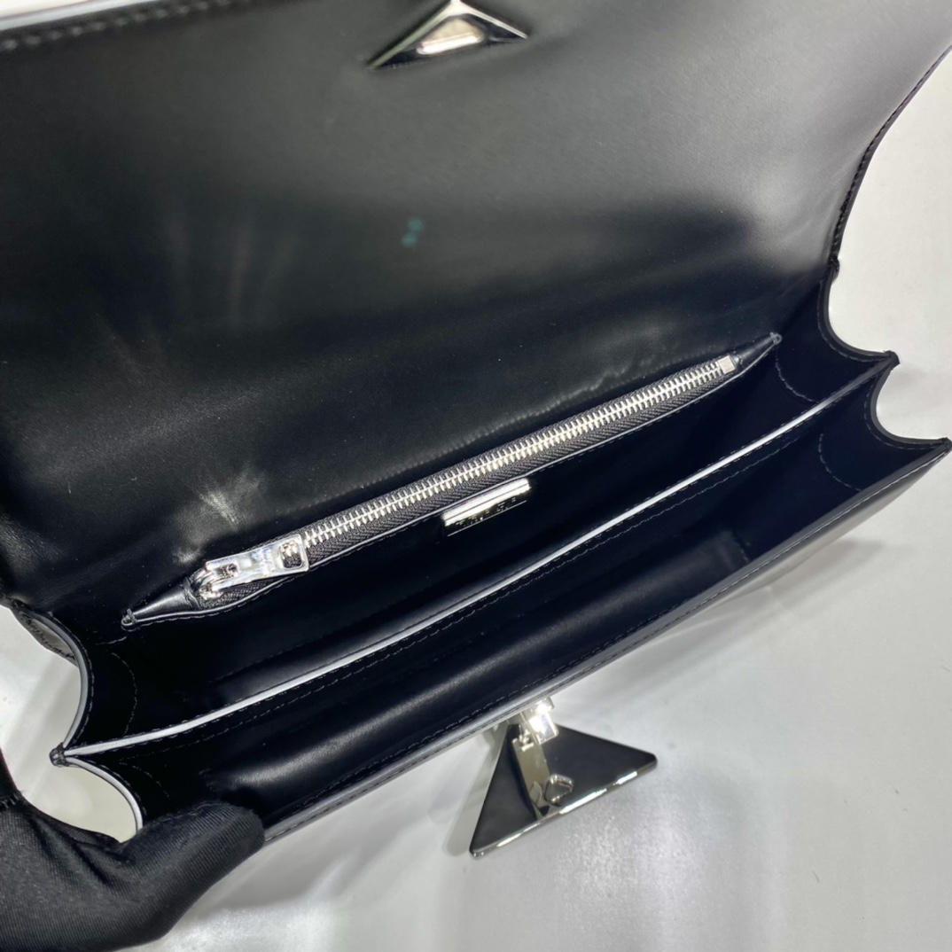 𝐏𝐑𝐀𝐃𝐀 New crossbody 1BD321