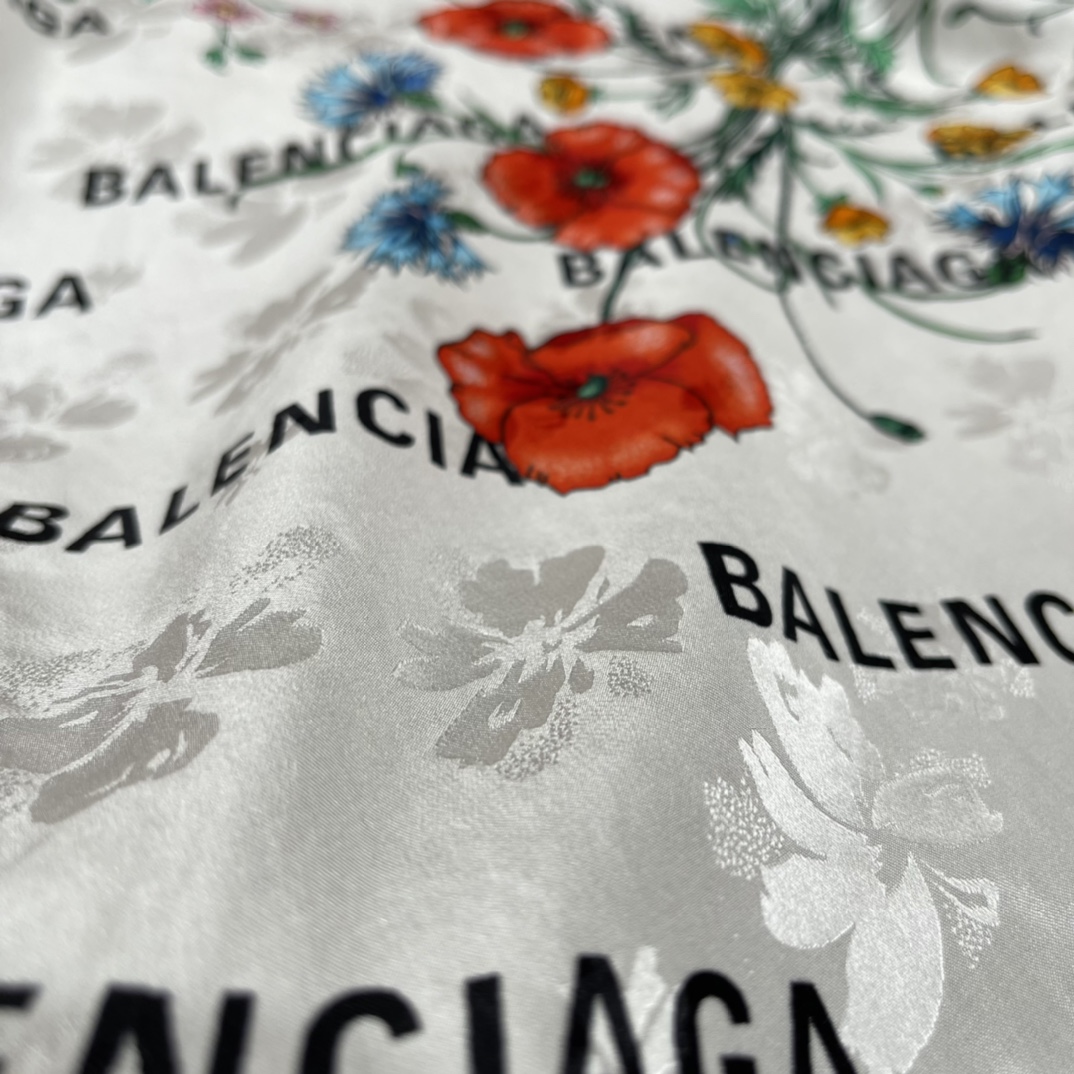 𝐆𝐔𝐂𝐂𝐈 𝐗 𝐁𝐀𝐋𝐄𝐍𝐂𝐈𝐀𝐆𝐀 joint model Balenciaga twill twill with floral pattern on ivory white background 100% mulberry silk