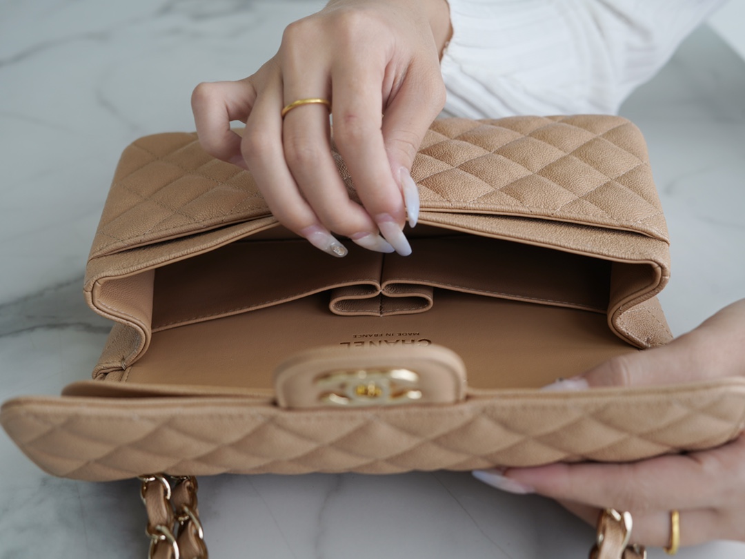 𝐂𝐇𝐀𝐍𝐄𝐋 Classic Flap washed cowhide is made from the most delicate calves just born Washed fetal cow small Khaki 🍂