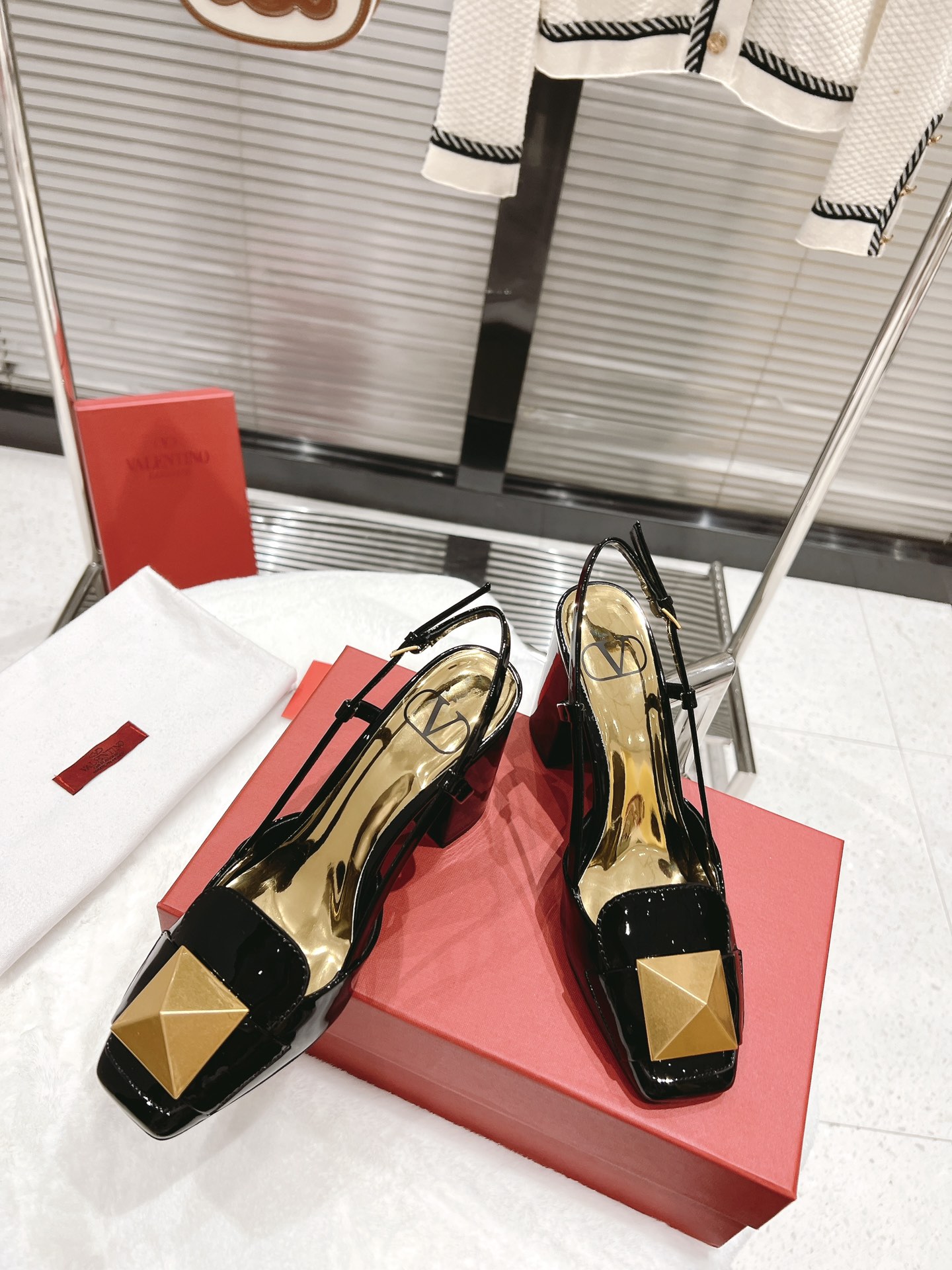 【Valentino】𝟐𝟎𝟐𝟏/𝐒𝐒 𝐧𝐞𝐰  Valentino fabric patent leather lining sheepskin sole cowhide