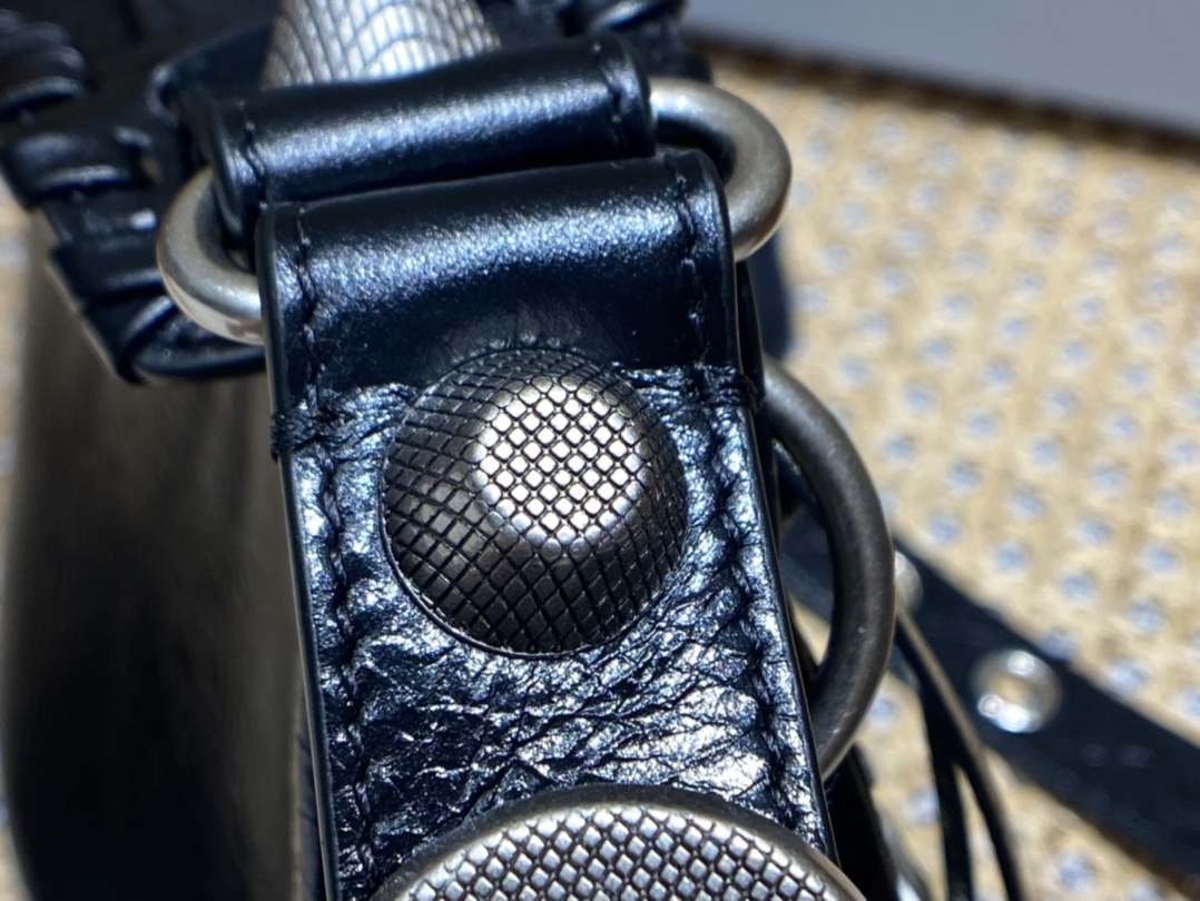 BALENCIAGA 𝐋𝐞 𝐂𝐚𝐠𝐨𝐥𝐞 Moon Bag