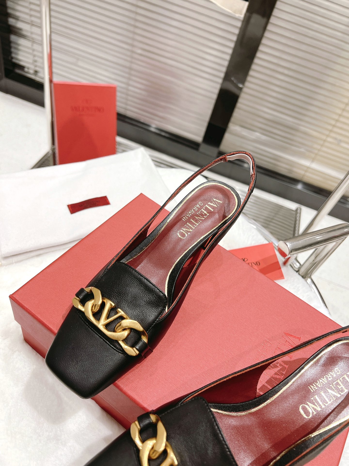 【Valentino】𝟐𝟎𝟐𝟏/𝐒𝐒 𝐧𝐞𝐰  Valentino fabric patent leather lining sheepskin sole cowhide