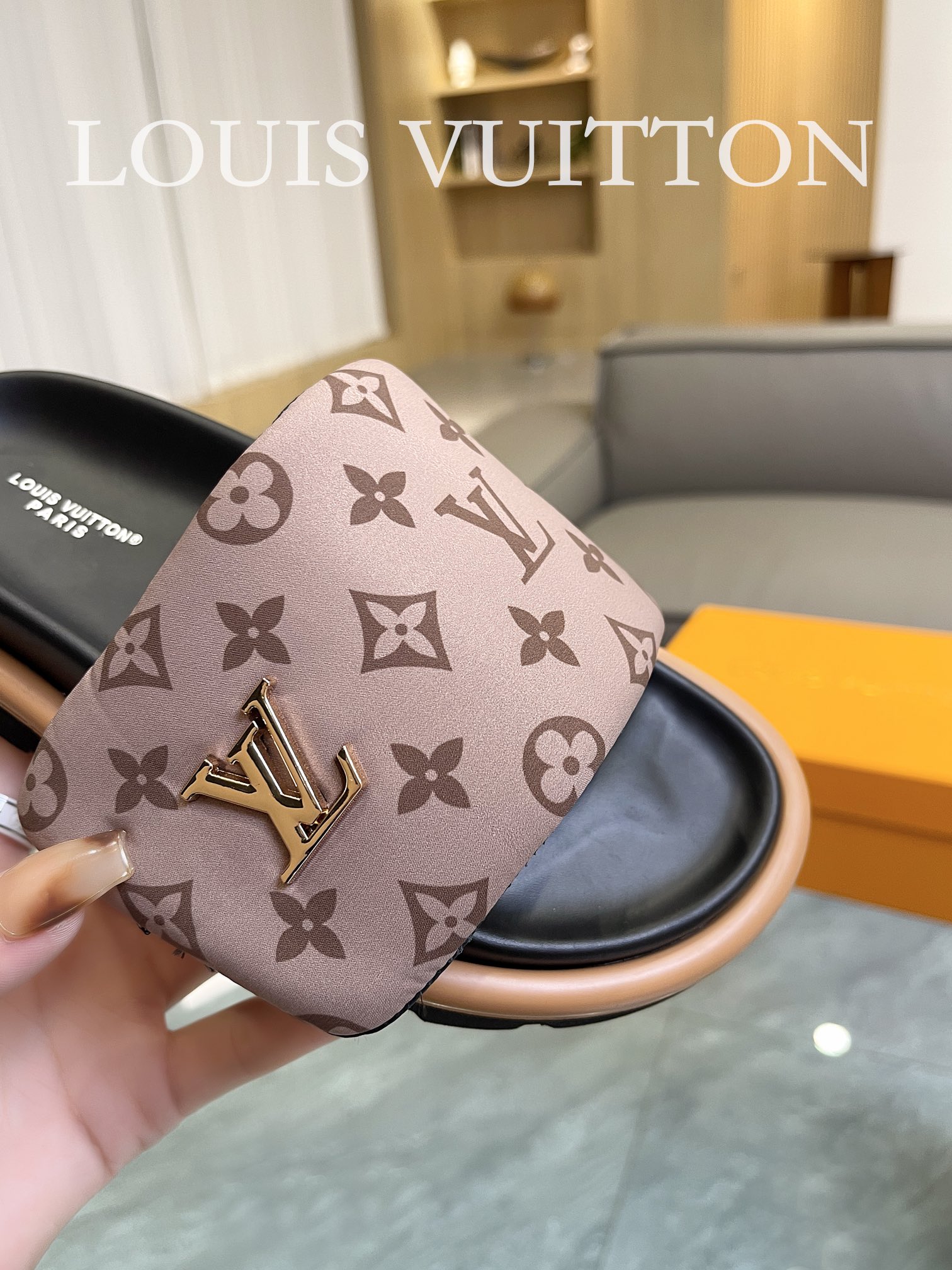 Louis Vuitton 2023 couple models embossed print