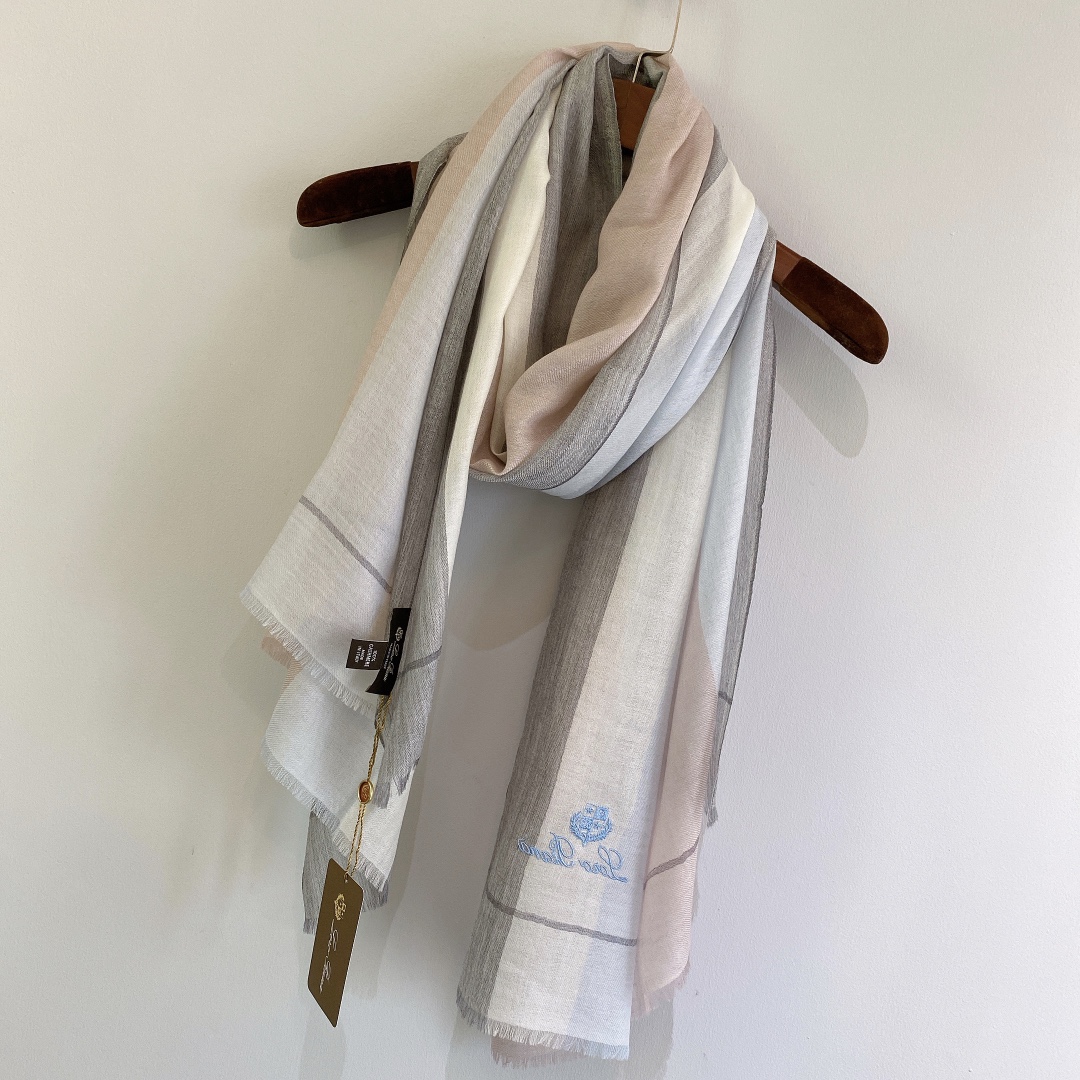 𝐋𝐨𝐫𝐨 𝐩𝐢𝐚𝐧𝐚 Ring fleece long scarf light blue 100% cashmere