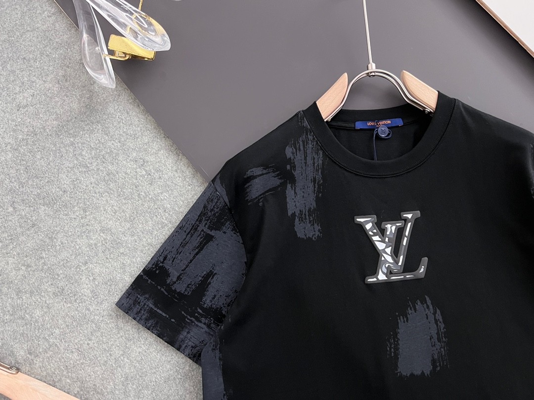 Louis Vuitton 24 classic embroidered pockets with trendy t-shirts