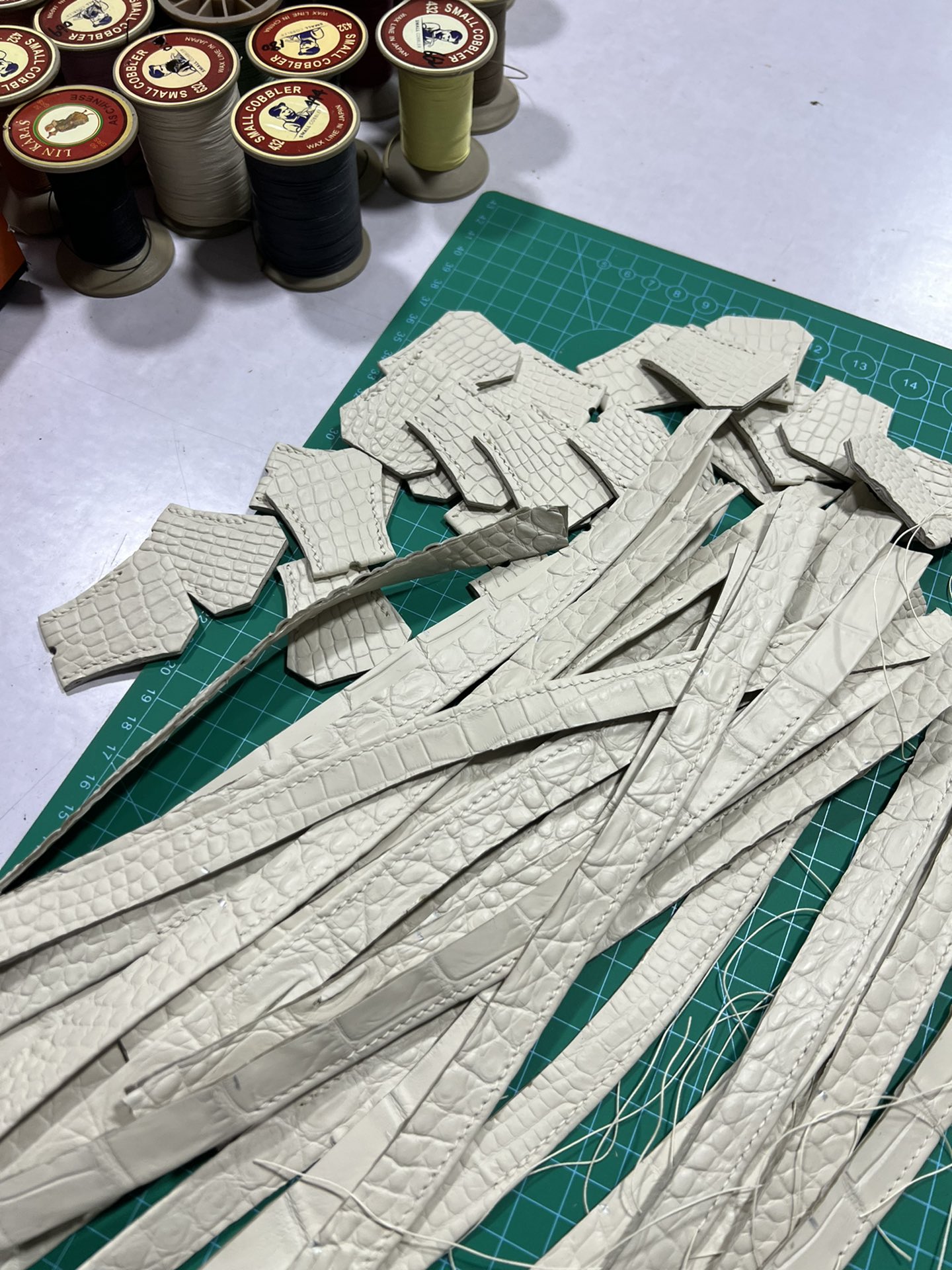 Hermes bag making process Bk25/30 milkshake white touch    The process of making crocodile skin pattern