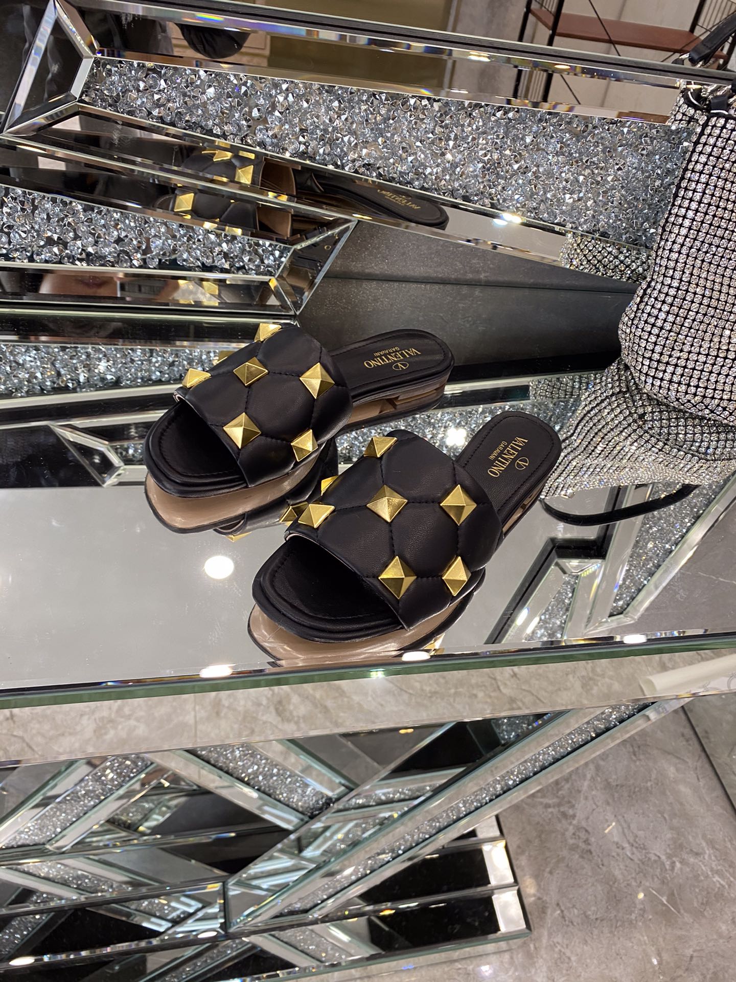 【Valentino】𝟐𝟎𝟐𝟏/𝐒𝐒 𝐧𝐞𝐰 The latest counter series, perfect details, very bright show series launched