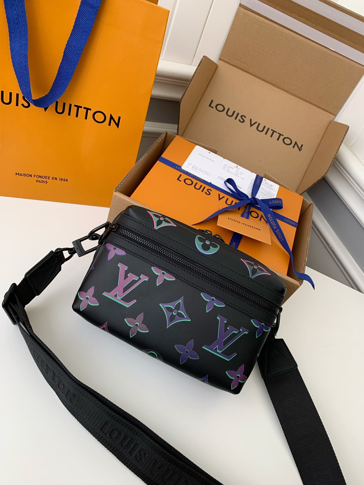 LOUIS VUITTON COMET Full Leather Messenger Bag M22495