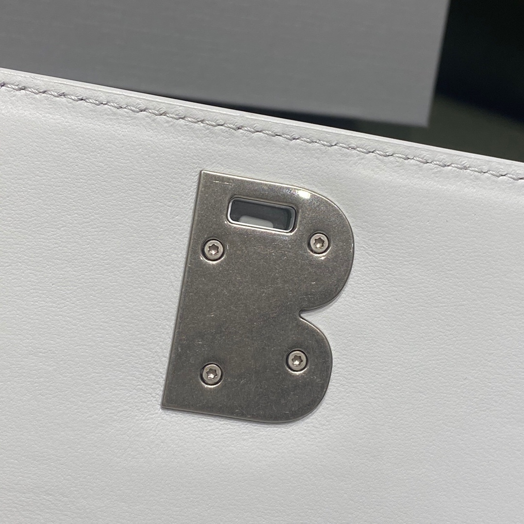 BALENCIAGA 𝘀𝗺𝗮𝗹𝗹 𝗯𝗮𝗴 crocodile print white buckle