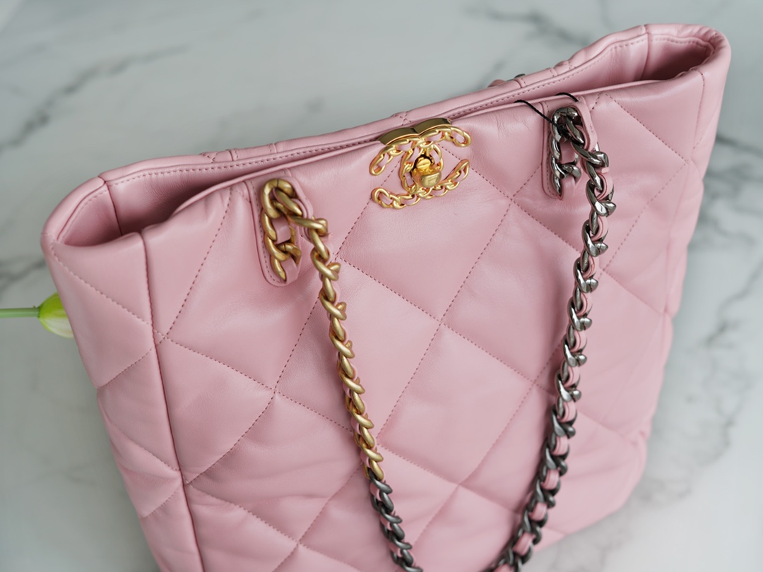 𝗖𝗛𝗔𝗡𝗘𝗟 𝟮𝟮𝗕 19𝑩𝑨𝑮 𝑻𝒐𝒕𝒆 Italy 🇮🇹 Level 1 [Box] Lambskin 🐑 Genuine Leather Cherry Blossom Pink