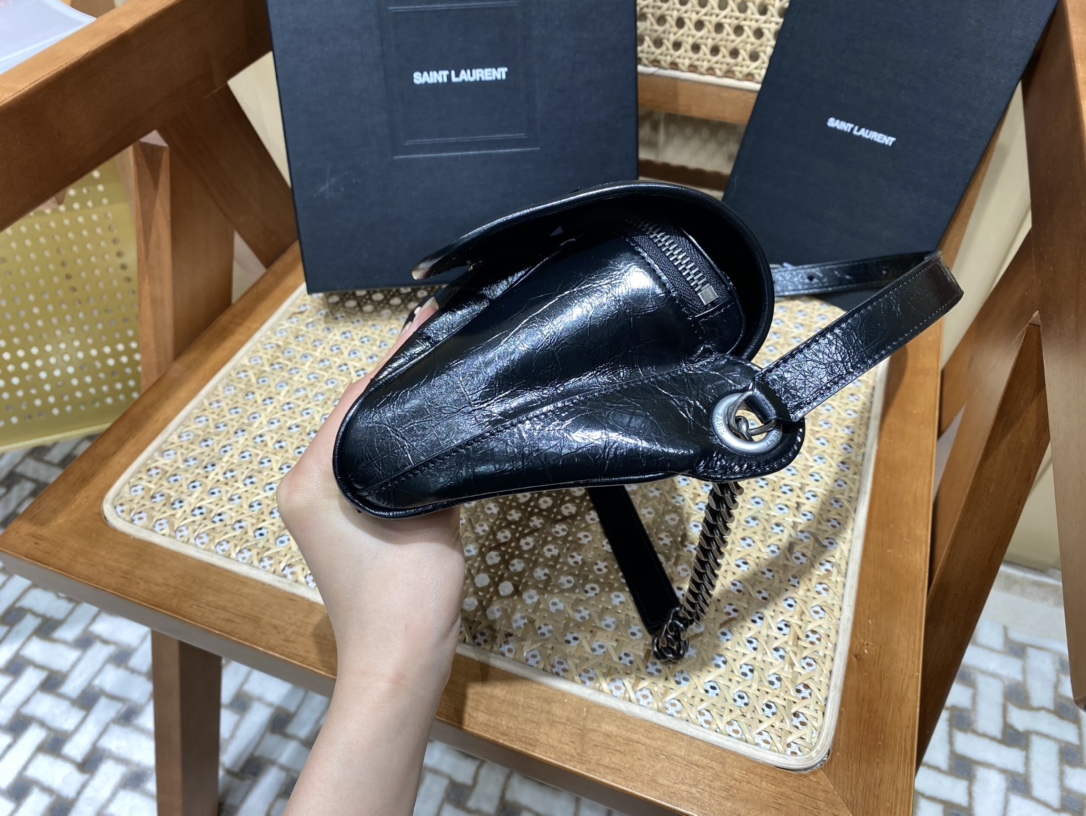 SAINT LAURENT 𝑵𝒊𝒌𝒊 𝒃𝒐𝒅𝒚 𝒃𝒂𝒈  #577124.JD