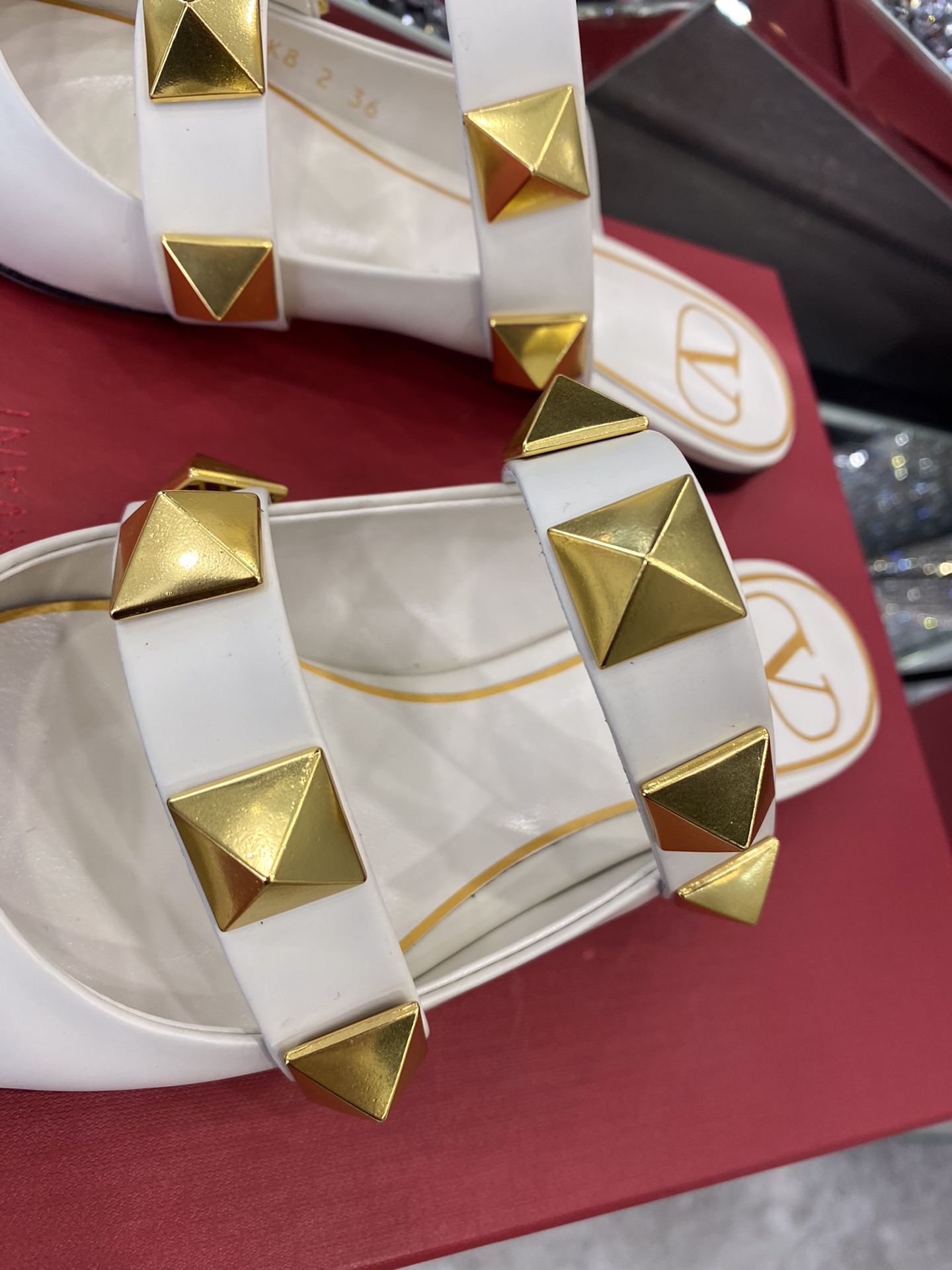 【Valentino】𝟐𝟎𝟐𝟏/𝐒𝐒 𝐧𝐞𝐰 The latest series of counter perfect details original matte open edge bead leather