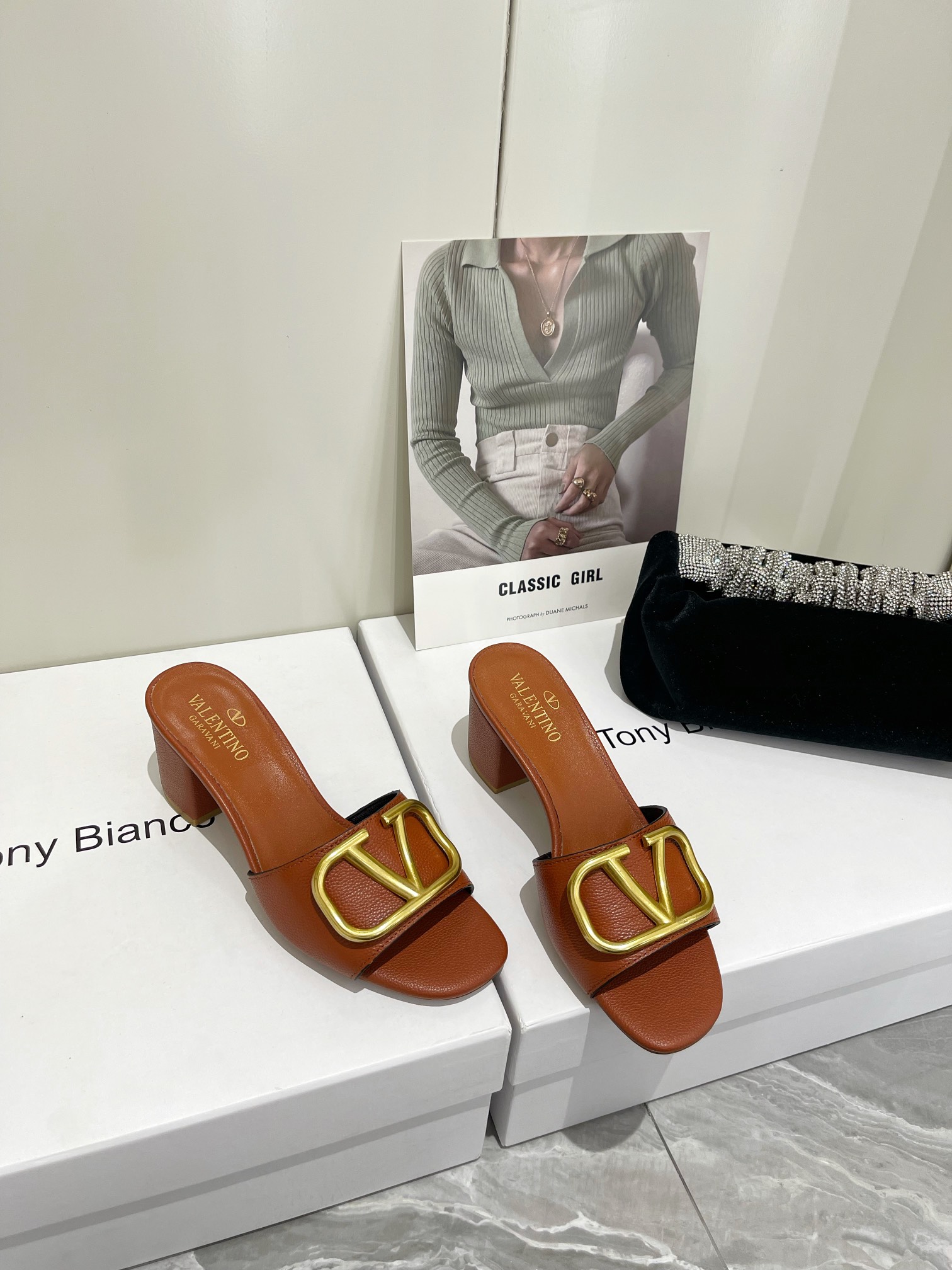 【Valentino】𝟐𝟎𝟐𝟏/𝐒𝐒 𝐧𝐞𝐰  Valentino 2022 / fw spring and summer new women's slippers