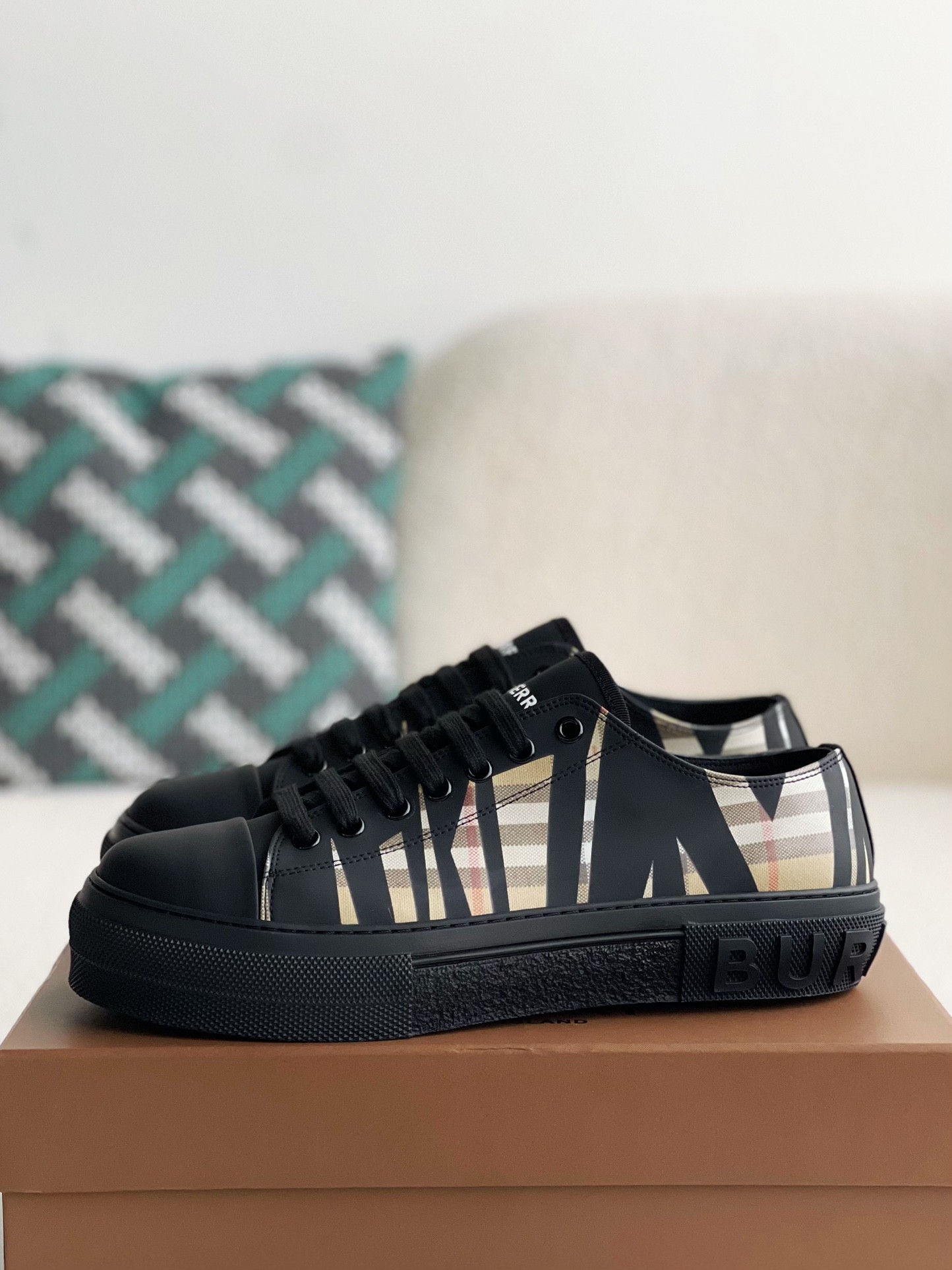Burberry Low cut casual sports shoes