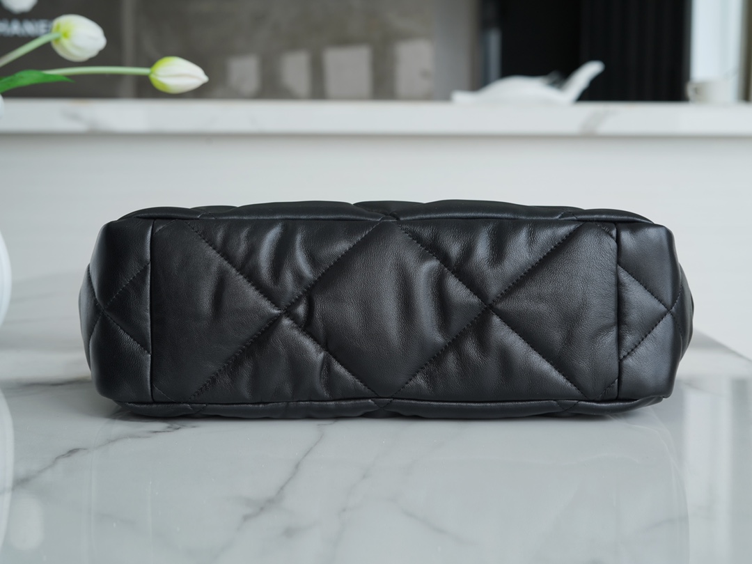 𝗖𝗛𝗔𝗡𝗘𝗟 𝟮𝟮𝗕 19 𝑩𝑨𝑮 𝑻𝒐𝒕𝒆 Italy 🇮🇹 level [box] lambskin 🐑 Genuine Leather Black Gold