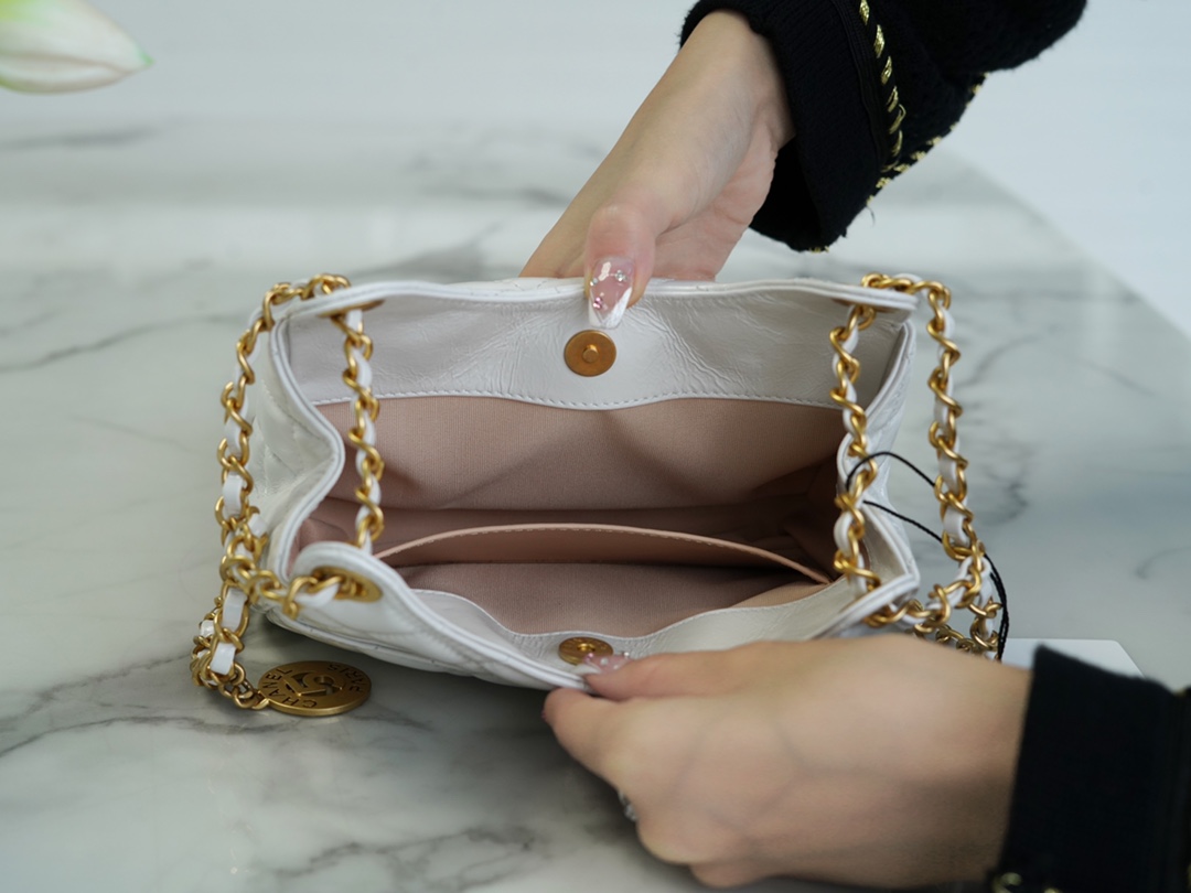 𝗖𝗛𝗔𝗡𝗘𝗟✦23𝑪 Early Spring Resort Collection Bright crinkled calfskin and gold metal Wave bag small white