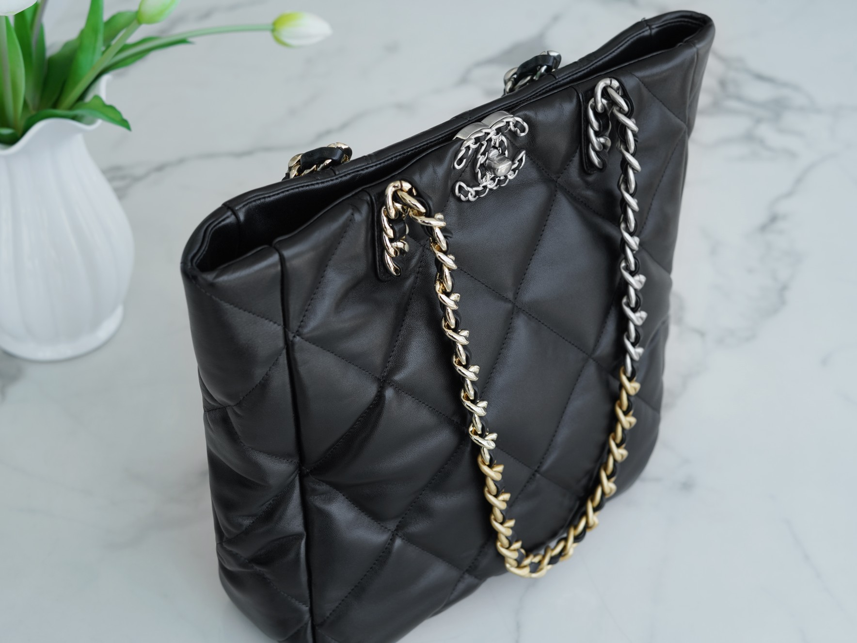 𝗖𝗛𝗔𝗡𝗘𝗟 𝟮𝟮𝗕 19 𝑩𝑨𝑮 𝑻𝒐𝒕𝒆 Italy 🇮🇹 level [box] lambskin 🐑 Genuine Leather Black Silver