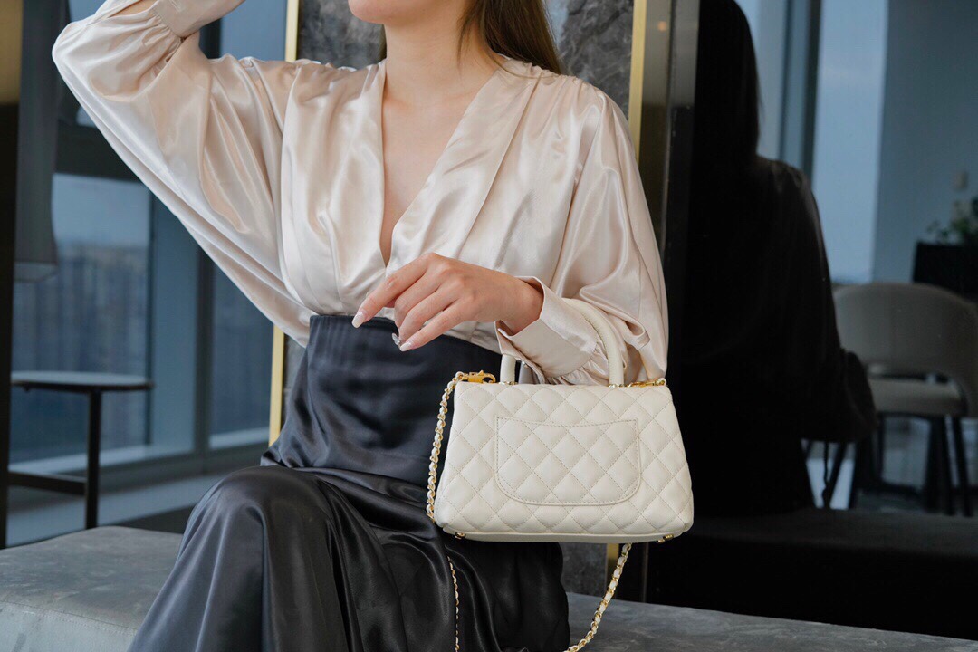 CHANEL 𝑪𝒐𝑪𝒐 𝒉𝒂𝒏𝒅𝒍𝒆 New Cowhide Handle Small White Light Gold🤍