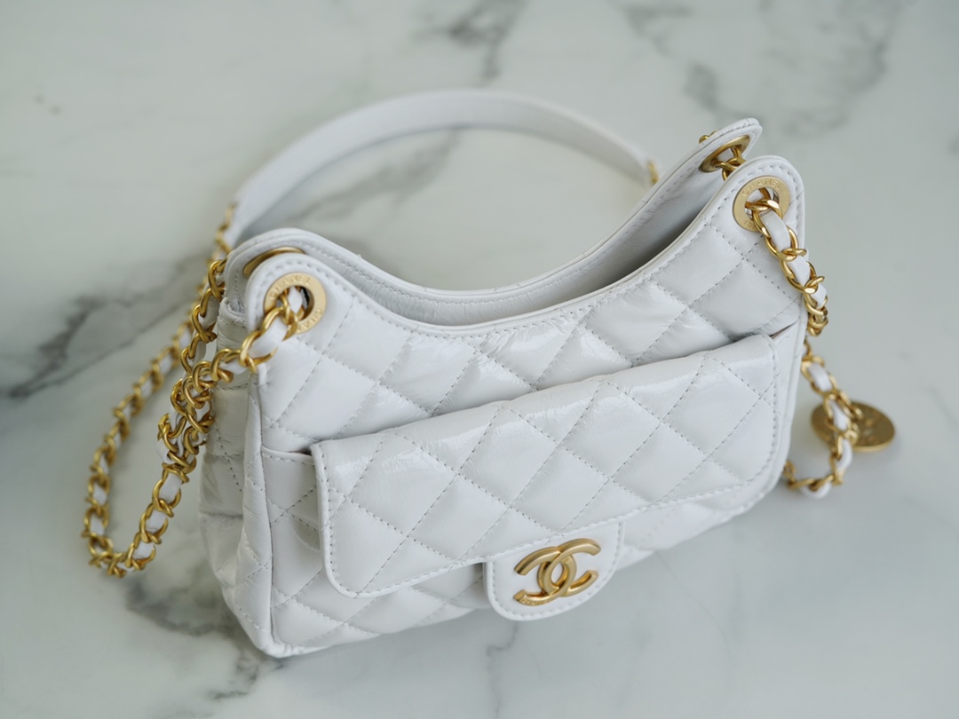 𝗖𝗛𝗔𝗡𝗘𝗟✦23𝑪 Early Spring Resort Collection Bright crinkled calfskin and gold metal Wave bag small white