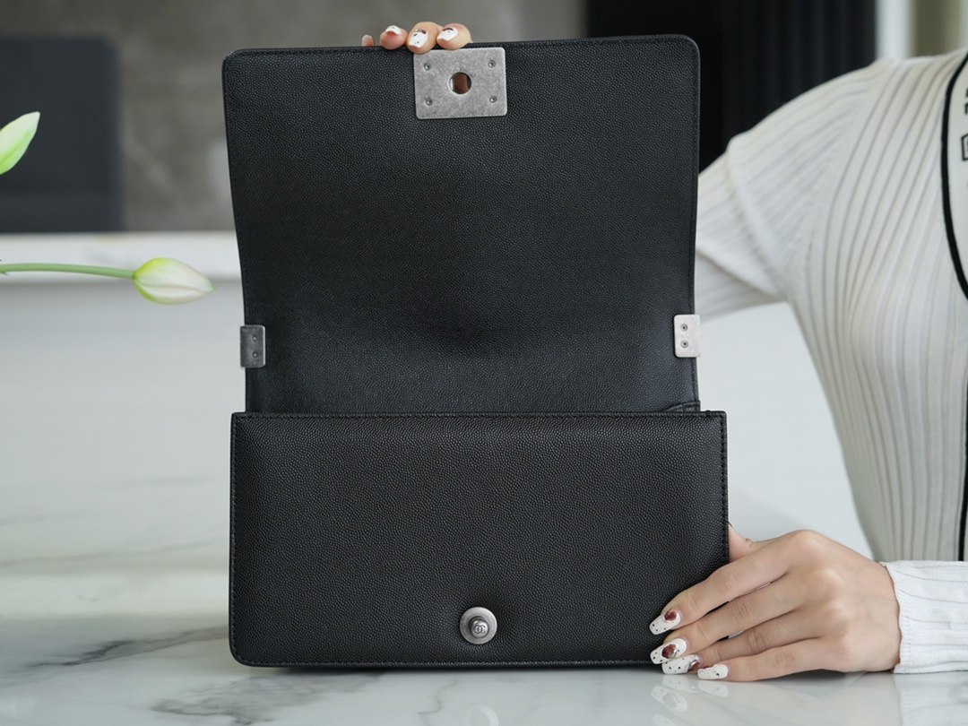 𝗖𝗵𝗮𝗻𝗲𝗹 𝗟𝗲𝗯𝗼𝘆 Imported custom caviar calfskin:Small ball pattern Medium Black Silver