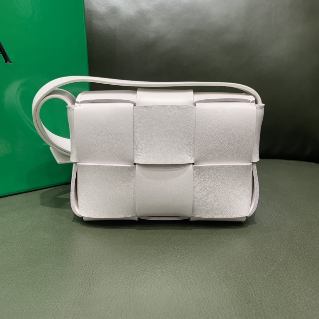 Bottega Veneta  MINI CASSETTE #666688