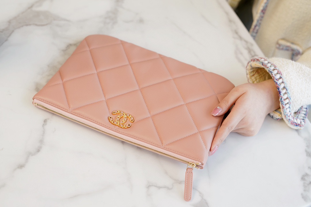 𝗖𝗛𝗔𝗘𝗡𝗟✦ Classic 19 Series Imported Channel Special Lambskin🐑 Carry-on Clutch Peach Pink