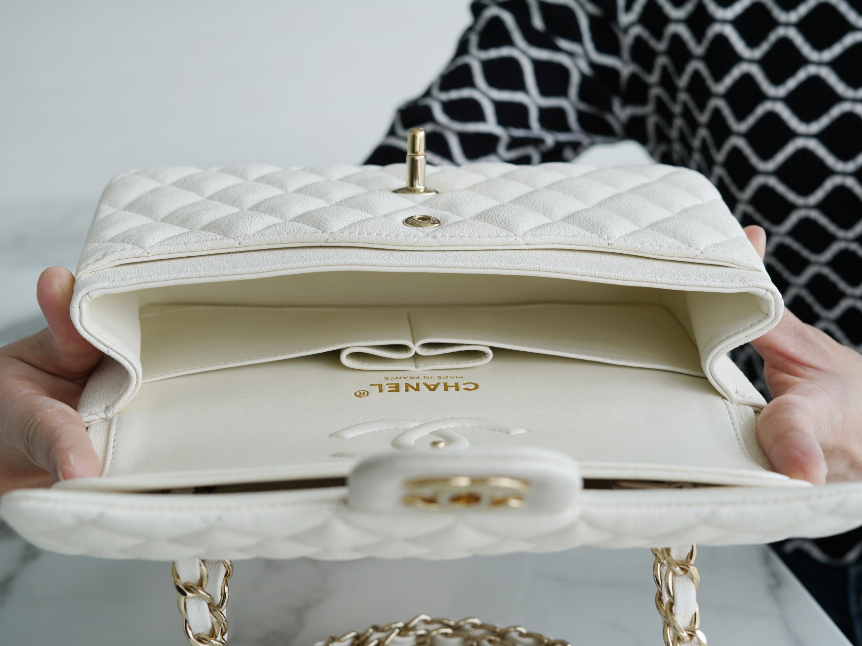 𝐂𝐇𝐀𝐍𝐄𝐋 Classic Flap washed cowhide is made from the most delicate newborn calves washed fetal calf small milkshake white🍦