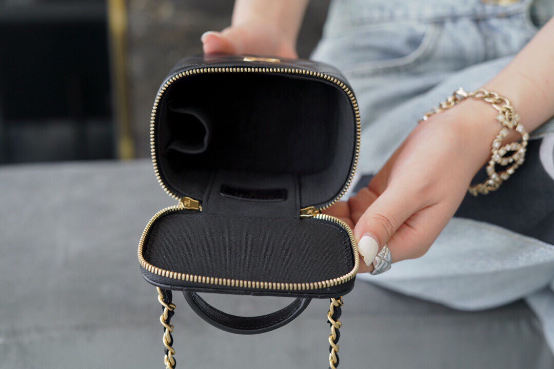 𝗖𝗛𝗔𝗡𝗘𝗟 Spring/Summer 2021 New 𝑴𝒊𝒏𝒊 Box Bag Black