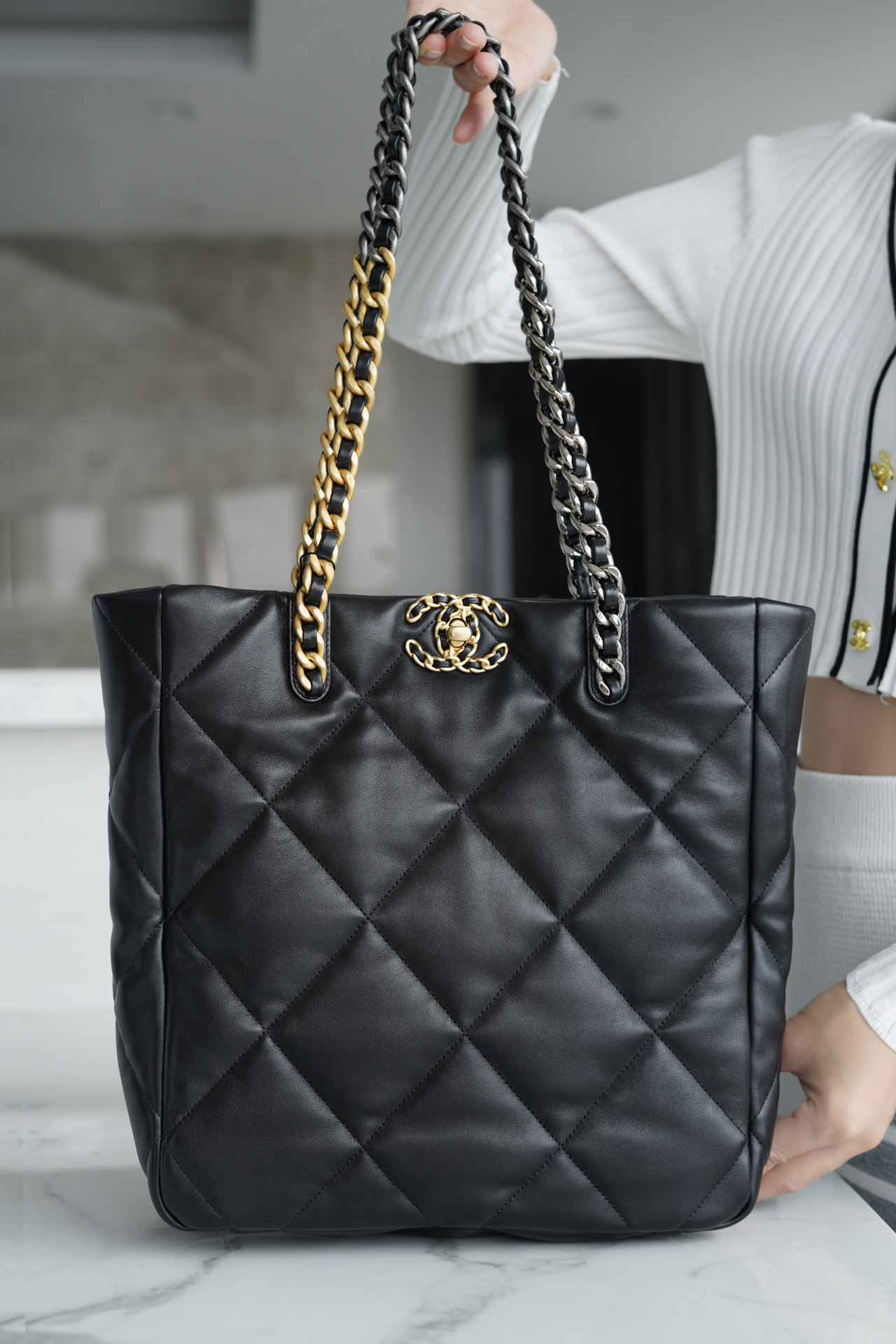 𝗖𝗛𝗔𝗡𝗘𝗟 𝟮𝟮𝗕 19 𝑩𝑨𝑮 𝑻𝒐𝒕𝒆 Italy 🇮🇹 level [box] lambskin 🐑 Genuine Leather Black Gold