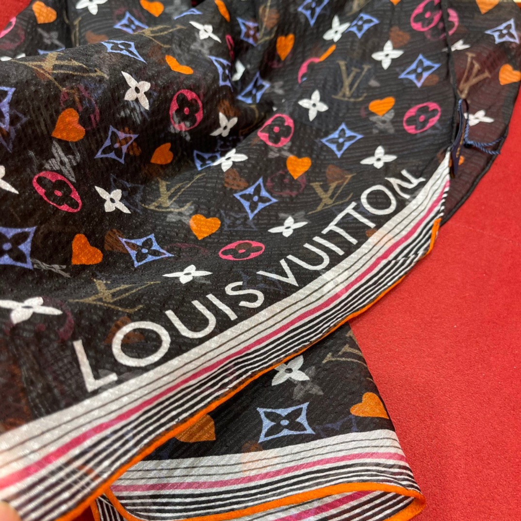 𝐋𝐨𝐮𝐢𝐬 𝐯𝐮𝐢𝐭𝐭𝐨𝐧 A scarf with classic presbyopic elements