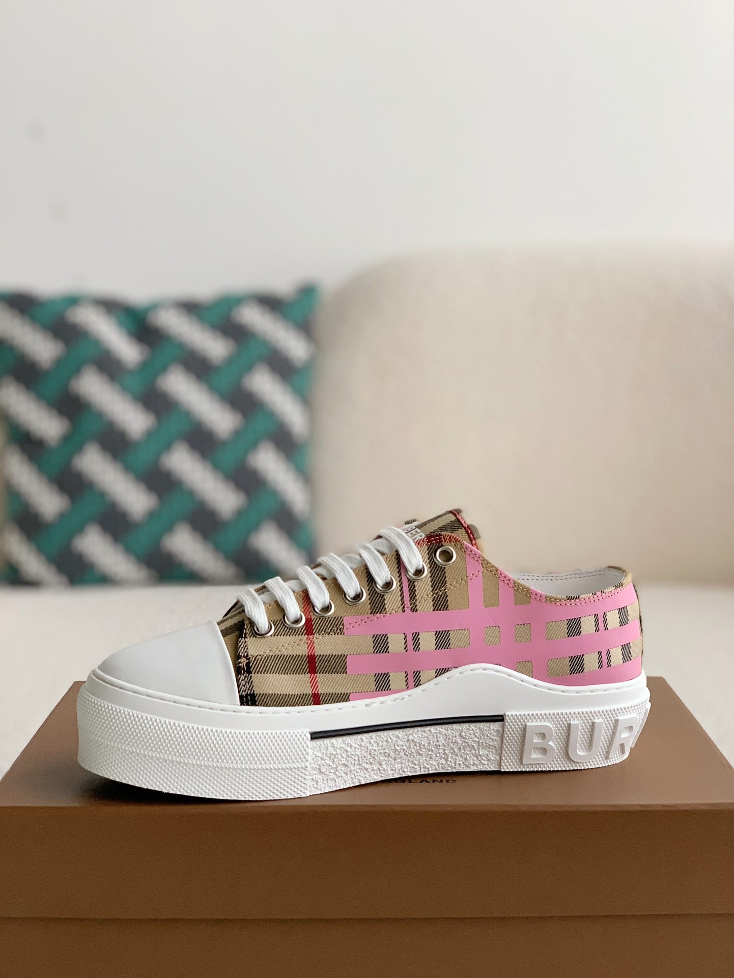 Burberry Low cut casual sports shoes