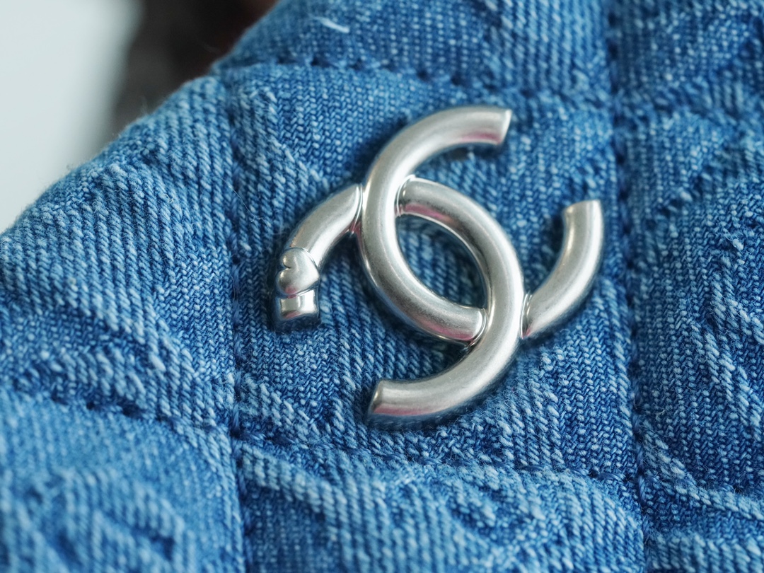 𝐂𝐇𝐀𝐍𝐄𝐋 HOBO bag 23P spring and summer new love heart adjustable buckle denim blue